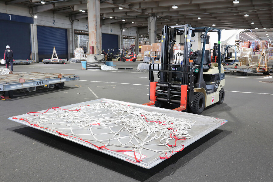 FACILITIES/EQUIPMENT.02 現場の感触をその手に。現役で稼働する「プロ仕様の航空貨物運送器材」