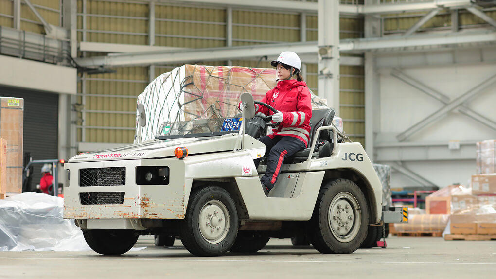 STEP 02 実践へ繋ぐJALスタンダード習得 荷役車両基礎訓練